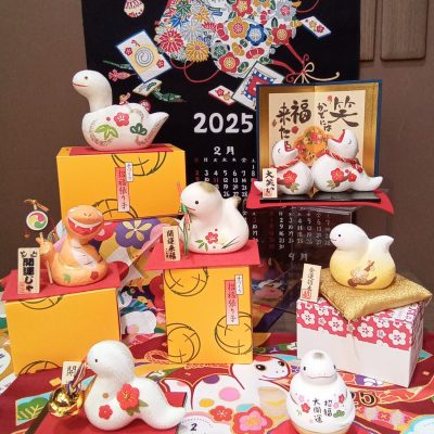 吉祥寺菊屋：<br>2025年干支飾り&カレンダー入荷しております。